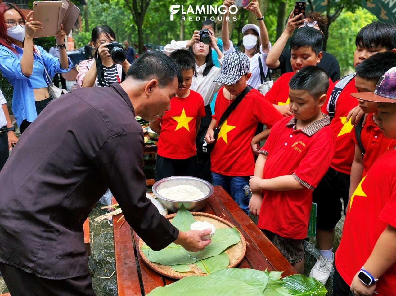 Tham gia tour “Hướng về nguồn cội”, các em học sinh được khám phá văn hóa đặc sắc của người dân bản địa khi được tự tay gói bánh chưng, giã bánh giầy